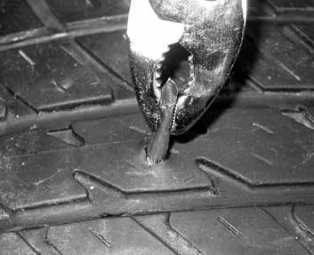 Comment réparer un pneu avec des chevilles champignon ?